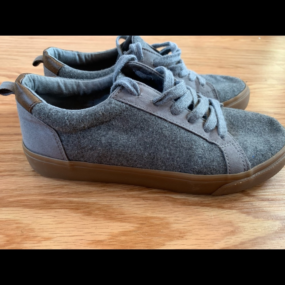 Old Navy gray felt and canvas fashion sneaker